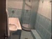 Baie cu cada si cabina de dus